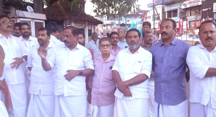 ആരോഗ്യമന്ത്രി വീണാ ജോർജ്ജ് രാജി വെക്കണം ; പന്തളത്തും വന് പ്രതിഷേധം ആരോഗ്യമന്ത്രി വീണാ ജോർജ്ജ് രാജി വെക്കണം ; പന്തളത്തും വന് പ്രതിഷേധം