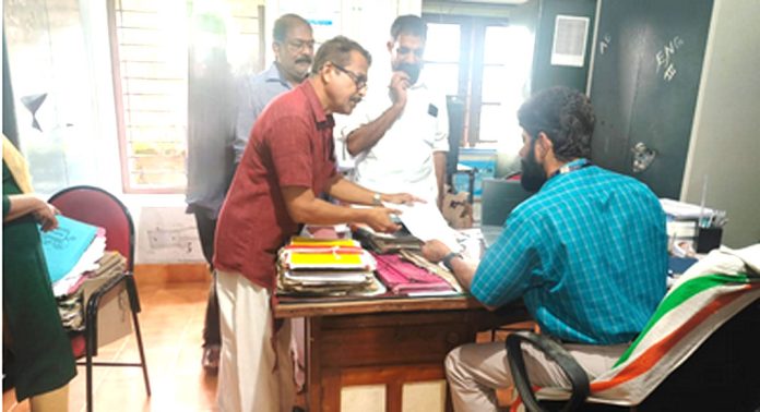 പന്തളം നഗരസഭയിലെ റോഡുകളുടെ ശോചന്യാവസ്ഥ അടിയന്തിരമായി പരിഹരിക്കണം ; കോണ്ഗ്രസ് പരാതി നല്കി പന്തളം നഗരസഭയിലെ റോഡുകളുടെ ശോചന്യാവസ്ഥ അടിയന്തിരമായി പരിഹരിക്കണം ; കോണ്ഗ്രസ് പരാതി നല്കി