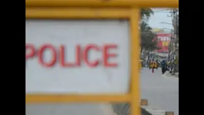 സെല്ഫി എടുക്കുന്നതിനിടെ നവവരനെ പുഴയിലേക്ക് തള്ളിയിട്ട യുവതിക്കെതിരെ പരാതി സെല്ഫി എടുക്കുന്നതിനിടെ നവവരനെ പുഴയിലേക്ക് തള്ളിയിട്ട യുവതിക്കെതിരെ പരാതി
