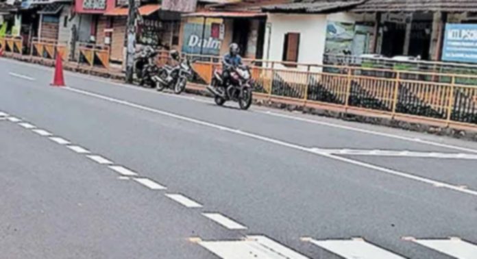 റോഡ് ഉന്നതനിലവാരത്തിലായതോടെ വലിയകലുങ്ക്–വെളിവയൽപടി ഭാഗത്ത് അപകടങ്ങള് പതിവ് റോഡ് ഉന്നതനിലവാരത്തിലായതോടെ വലിയകലുങ്ക്–വെളിവയൽപടി ഭാഗത്ത് അപകടങ്ങള് പതിവ്