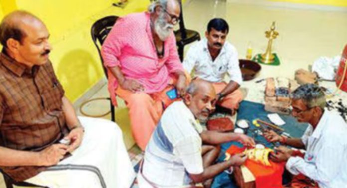 പറക്കോട് ഇണ്ടിളയപ്പൻ ക്ഷേത്രത്തിൽ സ്വർണക്കിരീട സമർപ്പണം ശനിയാഴ്ച നടക്കും പറക്കോട് ഇണ്ടിളയപ്പൻ ക്ഷേത്രത്തിൽ സ്വർണക്കിരീട സമർപ്പണം ശനിയാഴ്ച നടക്കും