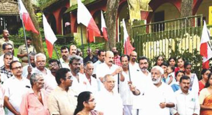 വായ്പൂര് മഹാറാണി സേതുലക്ഷ്മിഭായ് വിലാസം വൊക്കേഷണൽ ഹയർ സെക്കൻഡറി സ്കൂള് കവാടത്തില് കേരള കോണ്ഗ്രസ് പ്രതിഷേധ സമരം നടത്തി വായ്പൂര് മഹാറാണി സേതുലക്ഷ്മിഭായ് വിലാസം വൊക്കേഷണൽ ഹയർ സെക്കൻഡറി സ്കൂള് കവാടത്തില് കേരള കോണ്ഗ്രസ് പ്രതിഷേധ സമരം നടത്തി