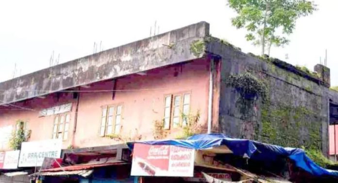 അപകട ഭീഷണിയിൽ പന്തളം നഗരസഭ ഷോപിങ് കോംപ്ലക്സ് അപകട ഭീഷണിയിൽ പന്തളം നഗരസഭ ഷോപിങ് കോംപ്ലക്സ്