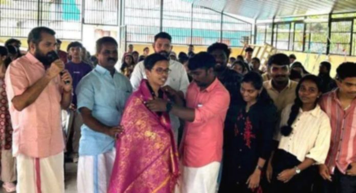 ചിറ്റാർ ബാലസംഘം പെരുനാട് ഏരിയ കൺവെൻഷനിൽ നവ എഴുത്തുകാരന് വിധു പ്രദീപിനെ ആദരിച്ചു ചിറ്റാർ ബാലസംഘം പെരുനാട് ഏരിയ കൺവെൻഷനിൽ നവ എഴുത്തുകാരന് വിധു പ്രദീപിനെ ആദരിച്ചു