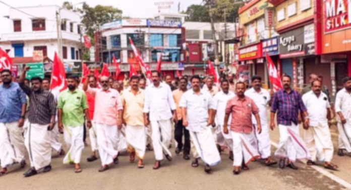 ദേശീയ പണിമുടക്കിന്റെ ഭാഗമായി സംയുക്ത ഇടത് ട്രേഡ് യൂണിയനുകളുടെ നേതൃത്വത്തില് റാന്നിയില് പ്രകടനവും യോഗവും നടത്തി ദേശീയ പണിമുടക്കിന്റെ ഭാഗമായി സംയുക്ത ഇടത് ട്രേഡ് യൂണിയനുകളുടെ നേതൃത്വത്തില് റാന്നിയില് പ്രകടനവും യോഗവും നടത്തി