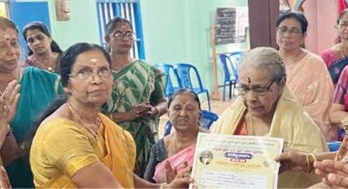 പുല്ലാട് എൻഎസ്എസ് കരയോഗം മുൻ വനിതാസമാജം പ്രസിഡന്റ് ആന്താലിൽ രാധമ്മയെ ആദരിച്ചു പുല്ലാട് എൻഎസ്എസ് കരയോഗം മുൻ വനിതാസമാജം പ്രസിഡന്റ് ആന്താലിൽ രാധമ്മയെ ആദരിച്ചു
