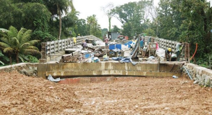 കോമളം പാലത്തിന്റെ നിർമാണം അവസാനഘട്ടത്തിൽ കോമളം പാലത്തിന്റെ നിർമാണം അവസാനഘട്ടത്തിൽ