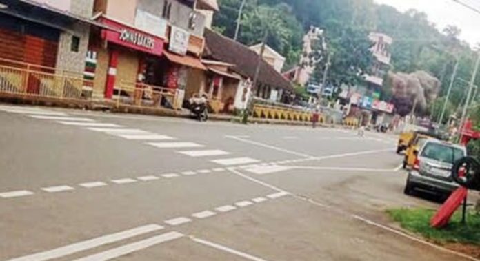 ഉതിമൂട്ടിൽ സ്ഥാപിക്കുന്ന ട്രാഫിക് കോണുകൾ വാഹനങ്ങൾ ഇടിച്ചുതെറിപ്പിക്കുന്നു ഉതിമൂട്ടിൽ സ്ഥാപിക്കുന്ന ട്രാഫിക് കോണുകൾ വാഹനങ്ങൾ ഇടിച്ചുതെറിപ്പിക്കുന്നു