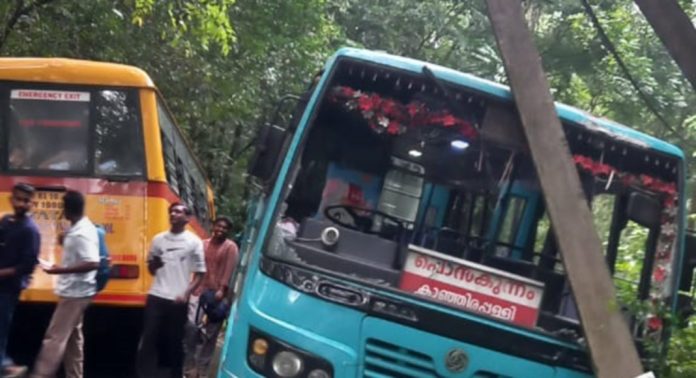 സ്കൂള് ബസിന് സൈഡ് കൊടുക്കുമ്പോള് സ്വകാര്യ ബസ് വൈദ്യുതി തൂണില് ഇടിച്ചു സ്കൂള് ബസിന് സൈഡ് കൊടുക്കുമ്പോള് സ്വകാര്യ ബസ് വൈദ്യുതി തൂണില് ഇടിച്ചു