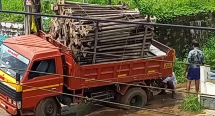 റാന്നി മന്ദമരുതിയില് മിനി വാന് അപകടത്തില്പെട്ടു റാന്നി മന്ദമരുതിയില് മിനി വാന് അപകടത്തില്പെട്ടു