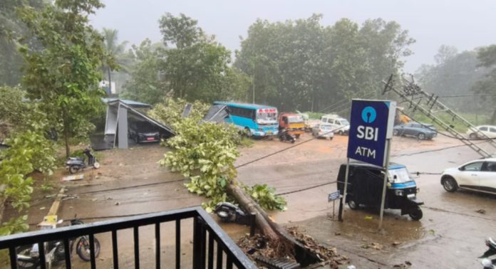 കനത്ത മഴയോടൊപ്പം എത്തിയ മിന്നല് ചുഴലിയില് റാന്നിയിലെ വിവിധ ഇടങ്ങളില് വ്യാപക നാശം കനത്ത മഴയോടൊപ്പം എത്തിയ മിന്നല് ചുഴലിയില് റാന്നിയിലെ വിവിധ ഇടങ്ങളില് വ്യാപക നാശം