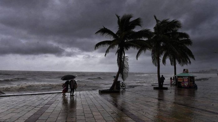 ചക്രവാതച്ചുഴി, ന്യൂനമര്ദ പാത്തി ; സംസ്ഥാനത്ത് എട്ട് ജില്ലകളില് യെല്ലോ അലര്ട്ട് ചക്രവാതച്ചുഴി, ന്യൂനമര്ദ പാത്തി ; സംസ്ഥാനത്ത് എട്ട് ജില്ലകളില് യെല്ലോ അലര്ട്ട്