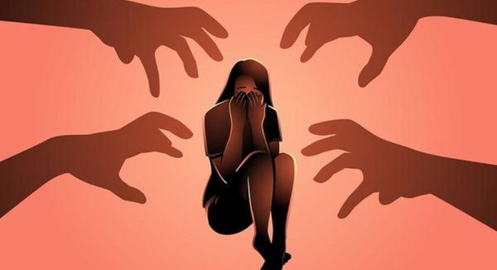 ചോക്ലേറ്റ് നൽകി പ്രലോഭിപ്പിച്ച് പ്രായപൂർത്തിയാകാത്ത പെൺകുട്ടിയെ പീഡിപ്പിച്ച കേസിൽ യുവാവിന് ജീവപര്യന്തം ചോക്ലേറ്റ് നൽകി പ്രലോഭിപ്പിച്ച് പ്രായപൂർത്തിയാകാത്ത പെൺകുട്ടിയെ പീഡിപ്പിച്ച കേസിൽ യുവാവിന് ജീവപര്യന്തം