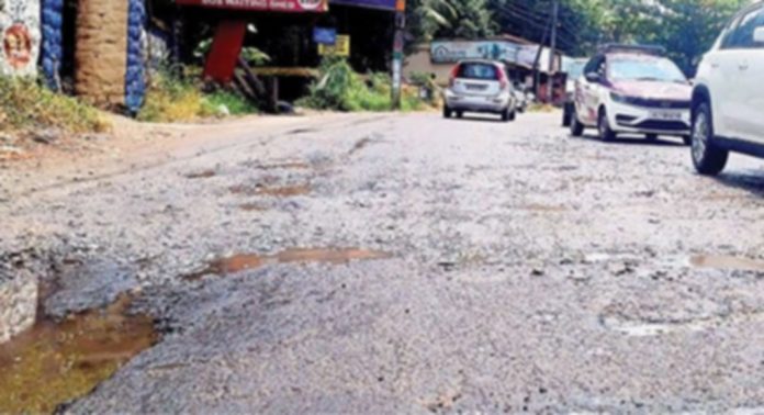 തകര്ന്ന് തരിപ്പണമായി ഇലന്തൂർ ജംഗ്ഷന് റോഡ് തകര്ന്ന് തരിപ്പണമായി ഇലന്തൂർ ജംഗ്ഷന് റോഡ്