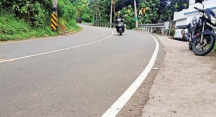 അപകടഭീതിയുയര്ത്തി കൊന്നമൂട് ജംഗ്ഷന് സമീപത്തെ അപകടവളവ് അപകടഭീതിയുയര്ത്തി കൊന്നമൂട് ജംഗ്ഷന് സമീപത്തെ അപകടവളവ്