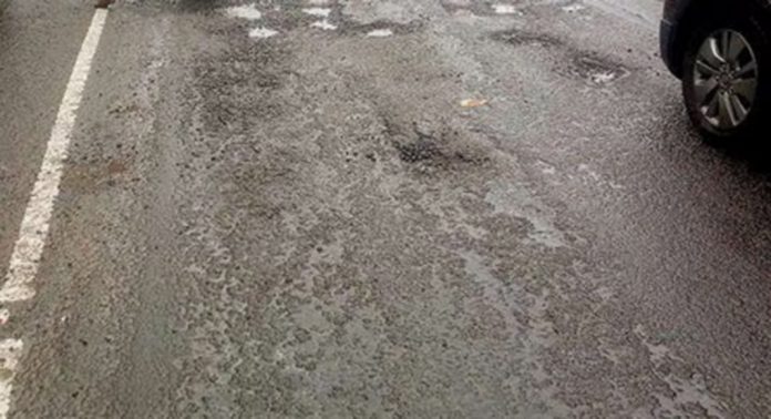 കോഴഞ്ചേരി ടൗണിനും പാലത്തിനുമിടയിൽ കുഴികള് ; വലഞ്ഞ് യാത്രക്കാര് കോഴഞ്ചേരി ടൗണിനും പാലത്തിനുമിടയിൽ കുഴികള് ; വലഞ്ഞ് യാത്രക്കാര്