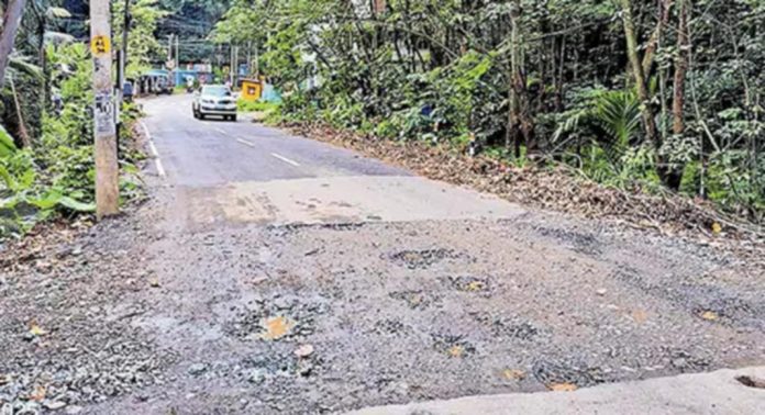 പുനർനിർമിച്ച കൊറ്റൻകുടി പാലത്തിന്റെ സംരക്ഷണഭിത്തി നിർമാണം വൈകുന്നു പുനർനിർമിച്ച കൊറ്റൻകുടി പാലത്തിന്റെ സംരക്ഷണഭിത്തി നിർമാണം വൈകുന്നു
