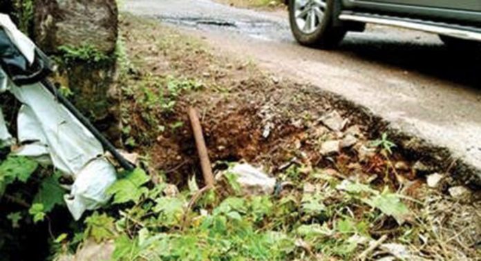 പന്തളം മെഡിക്കൽ മിഷൻ-കടയ്ക്കാട് റോഡിൽ കലുങ്ക് തകർന്നു ; ഭീതിയില് യാത്രക്കാര് പന്തളം മെഡിക്കൽ മിഷൻ-കടയ്ക്കാട് റോഡിൽ കലുങ്ക് തകർന്നു ; ഭീതിയില് യാത്രക്കാര്