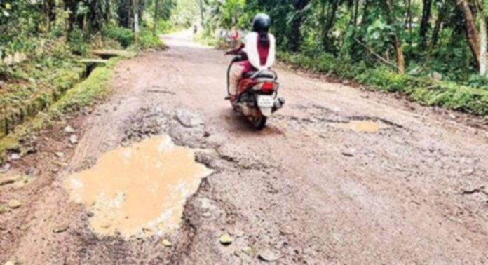 കുണ്ടും കുഴിയും നിറഞ്ഞ് തെങ്ങമം ആനയടി റോഡ് കുണ്ടും കുഴിയും നിറഞ്ഞ് തെങ്ങമം ആനയടി റോഡ്