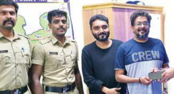 ശബരിമലയിൽ നഷ്ടപ്പെട്ട മൊബൈൽ ഫോൺ രണ്ടരമണിക്കൂറിനുള്ളിൽ കണ്ടെത്തി പമ്പ പോലീസ് ശബരിമലയിൽ നഷ്ടപ്പെട്ട മൊബൈൽ ഫോൺ രണ്ടരമണിക്കൂറിനുള്ളിൽ കണ്ടെത്തി പമ്പ പോലീസ്