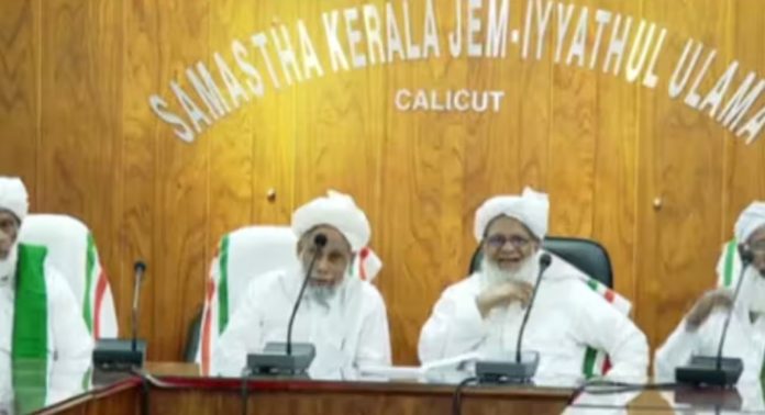 സ്കൂൾ സമയമാറ്റത്തിൽ അനുകൂല തീരുമാനം ഇല്ലെങ്കിൽ സമസ്തയുടെ എല്ലാ ഘടകങ്ങളും ഒന്നിച്ച് സമരത്തിനിറങ്ങുമെന്ന് നേതാക്കൾ സ്കൂൾ സമയമാറ്റത്തിൽ അനുകൂല തീരുമാനം ഇല്ലെങ്കിൽ സമസ്തയുടെ എല്ലാ ഘടകങ്ങളും ഒന്നിച്ച് സമരത്തിനിറങ്ങുമെന്ന് നേതാക്കൾ