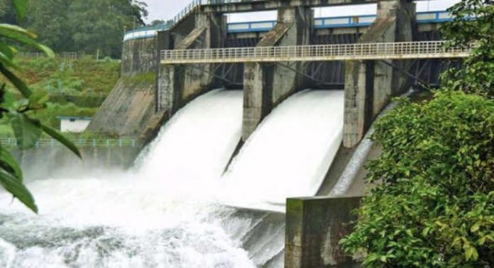 മഴ കനത്തതോടെ ഷോളയാര് ഡാമില് സ്പിൽവേ ഷട്ടർ ഉയർത്തി മഴ കനത്തതോടെ ഷോളയാര് ഡാമില് സ്പിൽവേ ഷട്ടർ ഉയർത്തി