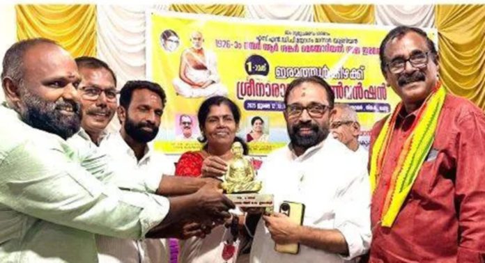 എസ്.എൻ.ഡി.പി മാന്നാർ യൂണിയൻ നേതാക്കൾക്ക് ആദരം നൽകി എസ്.എൻ.ഡി.പി മാന്നാർ യൂണിയൻ നേതാക്കൾക്ക് ആദരം നൽകി