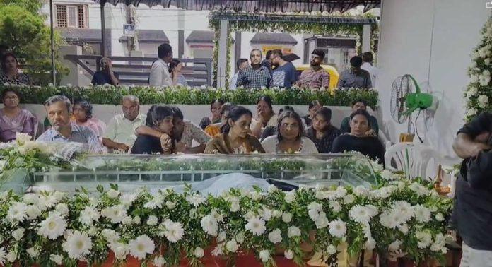 കാനഡയില് വിമാന അപകടത്തില് മരിച്ച ശ്രീഹരി സുകേഷിന്റെ മൃതദേഹം നാട്ടിലെത്തിച്ചു കാനഡയില് വിമാന അപകടത്തില് മരിച്ച ശ്രീഹരി സുകേഷിന്റെ മൃതദേഹം നാട്ടിലെത്തിച്ചു