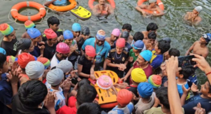നീന്തൽക്കുളത്തിലെ ജന്മദിനാഘോഷം വേറിട്ട അനുഭവമായി നീന്തൽക്കുളത്തിലെ ജന്മദിനാഘോഷം വേറിട്ട അനുഭവമായി