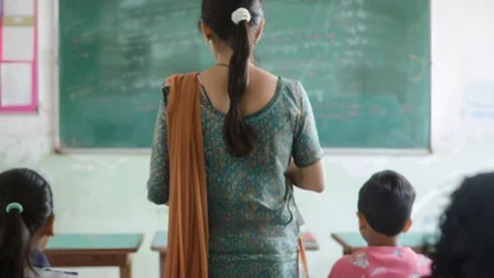 മുംബൈയിൽ വിദ്യാര്ത്ഥികളുമായി അശ്ലീല വീഡിയോകോള് ചെയ്ത അധ്യാപിക അറസ്റ്റില് മുംബൈയിൽ വിദ്യാര്ത്ഥികളുമായി അശ്ലീല വീഡിയോകോള് ചെയ്ത അധ്യാപിക അറസ്റ്റില്