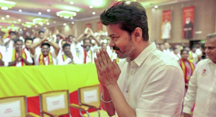 തമിഴ്നാട്ടിൽ കസ്റ്റഡിയില് മരിച്ചവരുടെ കുടുംബാംഗങ്ങളെ സന്ദര്ശിച്ച് നടൻ വിജയ് തമിഴ്നാട്ടിൽ കസ്റ്റഡിയില് മരിച്ചവരുടെ കുടുംബാംഗങ്ങളെ സന്ദര്ശിച്ച് നടൻ വിജയ്