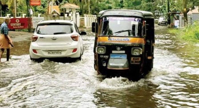 നവീകരിച്ച തിരുവല്ല-അമ്പലപ്പുഴ സംസ്ഥാനപാത മുങ്ങുന്നത് ഗതാഗതത്തെ ബാധിക്കുന്നു നവീകരിച്ച തിരുവല്ല-അമ്പലപ്പുഴ സംസ്ഥാനപാത മുങ്ങുന്നത് ഗതാഗതത്തെ ബാധിക്കുന്നു