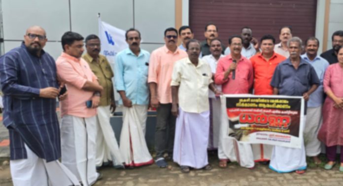 തകഴി റെയിൽവെ ഗേറ്റിൽ മേൽപ്പാലം നിർമ്മിക്കണമെന്ന് ആവശ്യപ്പെട്ട് വ്യാപാരി വ്യവസായി സമിതി ധർണ്ണ സംഘടിപ്പിച്ചു തകഴി റെയിൽവെ ഗേറ്റിൽ മേൽപ്പാലം നിർമ്മിക്കണമെന്ന് ആവശ്യപ്പെട്ട് വ്യാപാരി വ്യവസായി സമിതി ധർണ്ണ സംഘടിപ്പിച്ചു