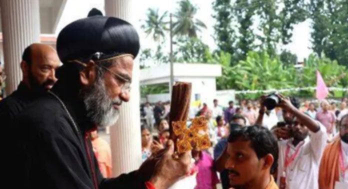 മാർ ഇവാനിയോസ് മെത്രാപ്പൊലീത്തയുടെ ഓർമ്മപ്പെരുന്നാള് ; തീർത്ഥാടകസംഘം അടൂരിലെത്തി മാർ ഇവാനിയോസ് മെത്രാപ്പൊലീത്തയുടെ ഓർമ്മപ്പെരുന്നാള് ; തീർത്ഥാടകസംഘം അടൂരിലെത്തി