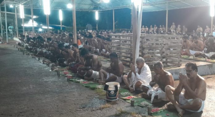 കോന്നിയിൽ ബലിതര്പ്പണം നടത്തി ആയിരങ്ങൾ കോന്നിയിൽ ബലിതര്പ്പണം നടത്തി ആയിരങ്ങൾ