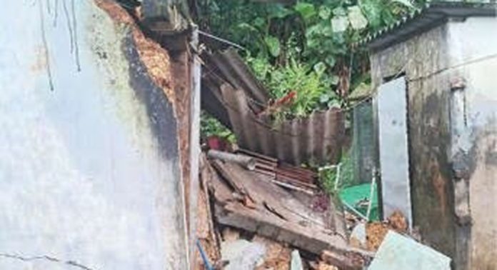 കനത്ത മഴയിൽ തെങ്ങമത്ത് വീട് തകർന്നു കനത്ത മഴയിൽ തെങ്ങമത്ത് വീട് തകർന്നു