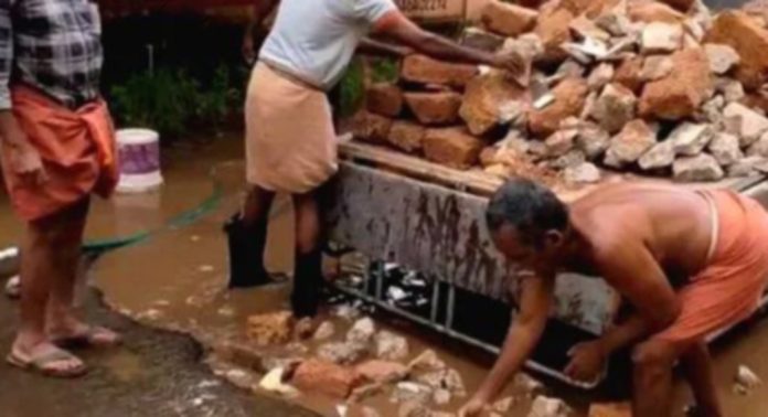പെരിങ്ങര മൂവിടത്ത് പടി – കാരയ്ക്കൽ റോഡിലെ കുഴി സേവാഭാരതി പ്രവർത്തകർ നികത്തി പെരിങ്ങര മൂവിടത്ത് പടി – കാരയ്ക്കൽ റോഡിലെ കുഴി സേവാഭാരതി പ്രവർത്തകർ നികത്തി