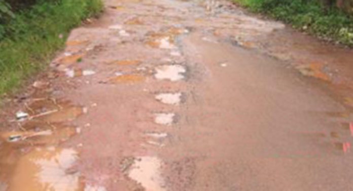 കുറ്റൂർ – തോണ്ടറ – ഈരടിച്ചിറ – പനച്ചമൂട്ടിൽകടവ് റോഡ് പൂർണമായും തകർന്നു കുറ്റൂർ – തോണ്ടറ – ഈരടിച്ചിറ – പനച്ചമൂട്ടിൽകടവ് റോഡ് പൂർണമായും തകർന്നു