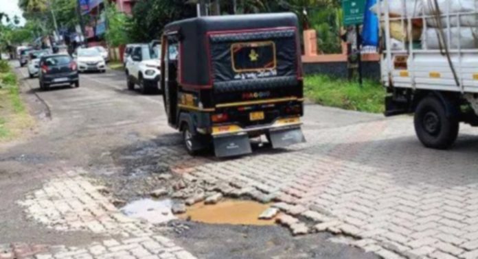 ഇന്റർലോക്ക് പൊളിഞ്ഞു ; മല്ലപ്പള്ളി റോഡില് അപകടങ്ങള് പതിവ് ഇന്റർലോക്ക് പൊളിഞ്ഞു ; മല്ലപ്പള്ളി റോഡില് അപകടങ്ങള് പതിവ്