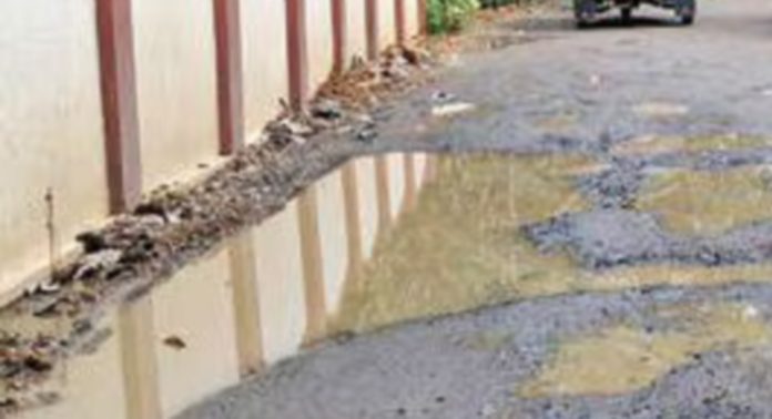 തിരുവല്ലയില് റോഡിലെ കുഴിയില് വീണ് അച്ഛനും മകൾക്കും പരിക്കേറ്റു തിരുവല്ലയില് റോഡിലെ കുഴിയില് വീണ് അച്ഛനും മകൾക്കും പരിക്കേറ്റു