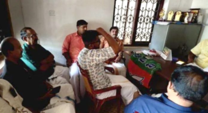 തെരുവുനായ ശല്യം ; ബി.ജെ.പിയുടെ നേതൃത്വത്തിൽ തിരുവൻവണ്ടൂർ പഞ്ചായത്ത് പ്രസിഡന്റിനെ ഉപരോധിച്ചു തെരുവുനായ ശല്യം ; ബി.ജെ.പിയുടെ നേതൃത്വത്തിൽ തിരുവൻവണ്ടൂർ പഞ്ചായത്ത് പ്രസിഡന്റിനെ ഉപരോധിച്ചു