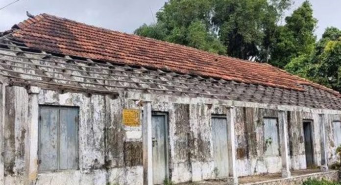ബലക്ഷയമുള്ള പെരിങ്ങര ഗവ. ഹയർസെക്കൻഡറി സ്കൂളിലെ കെട്ടിടം പൊളിച്ചുമാറ്റാൻ നടപടിയായില്ല ബലക്ഷയമുള്ള പെരിങ്ങര ഗവ. ഹയർസെക്കൻഡറി സ്കൂളിലെ കെട്ടിടം പൊളിച്ചുമാറ്റാൻ നടപടിയായില്ല