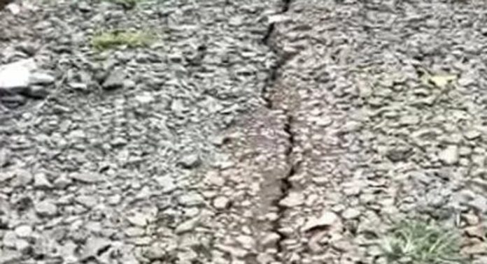 തെക്കുംമുറിപ്പാലം – കല്ലുവേലിപ്പടി റോഡിന് മദ്ധ്യത്തിൽ വിള്ളൽ തെക്കുംമുറിപ്പാലം – കല്ലുവേലിപ്പടി റോഡിന് മദ്ധ്യത്തിൽ വിള്ളൽ