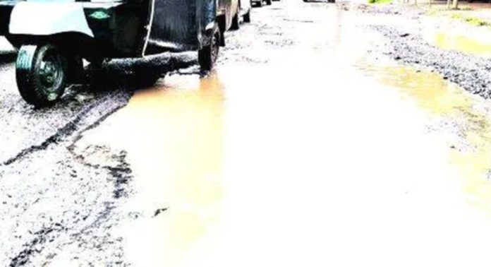 കുണ്ടും കുഴിയും നിറഞ്ഞ് തിരുവല്ല – കുമ്പഴ റോഡ് കുണ്ടും കുഴിയും നിറഞ്ഞ് തിരുവല്ല – കുമ്പഴ റോഡ്