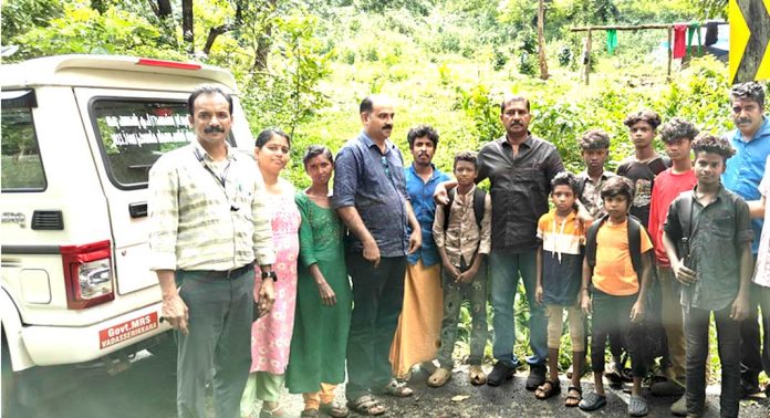 “സാറേ എനിക്ക് ഉടുപ്പും പാൻ്റുമില്ല, ഞാൻ സ്കൂളിൽ വരുന്നില്ല” – ആദിവാസി ഉന്നതികളിൽ ഡ്രോപ് ഔട്ട് ഹണ്ട് “സാറേ എനിക്ക് ഉടുപ്പും പാൻ്റുമില്ല, ഞാൻ സ്കൂളിൽ വരുന്നില്ല” – ആദിവാസി ഉന്നതികളിൽ ഡ്രോപ് ഔട്ട് ഹണ്ട്