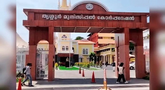 റോഡിലെ കുഴി വീണ് യുവാവ് മരിച്ച സംഭവം ; തൃശ്ശൂർ കോർപ്പറേഷനിലെ 10 പ്രതിപക്ഷ കൗൺസിലർമാരെ സസ്പെൻഡ് ചെയ്തു റോഡിലെ കുഴി വീണ് യുവാവ് മരിച്ച സംഭവം ; തൃശ്ശൂർ കോർപ്പറേഷനിലെ 10 പ്രതിപക്ഷ കൗൺസിലർമാരെ സസ്പെൻഡ് ചെയ്തു