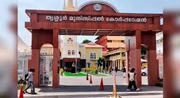 കനത്ത മഴയ്ക്കിടെ റോഡിൽ ടാറിങ് നടത്തി തൃശ്ശൂർ കോർപ്പറേഷൻ കനത്ത മഴയ്ക്കിടെ റോഡിൽ ടാറിങ് നടത്തി തൃശ്ശൂർ കോർപ്പറേഷൻ