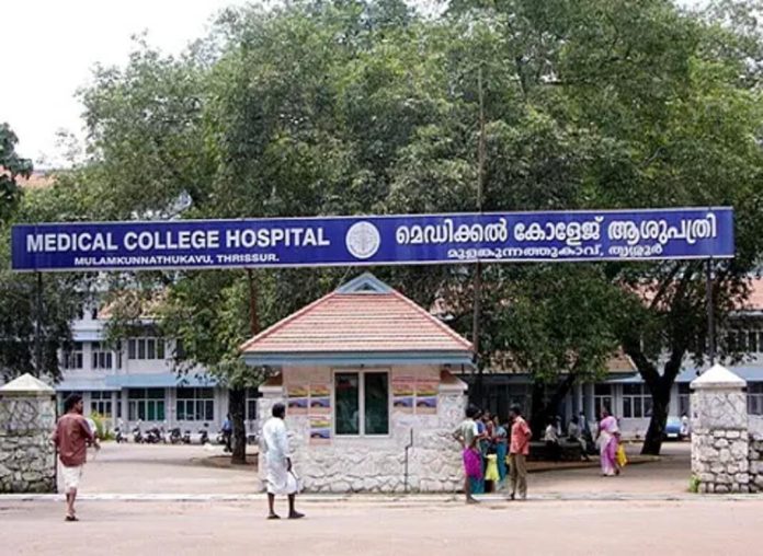 ഹൃദയ ശസ്ത്രക്രിയ മുടങ്ങി ; തൃശൂർ മെഡിക്കല് കോളജിൽ വായ മൂടിക്കെട്ടി പ്രതിഷേധം ഹൃദയ ശസ്ത്രക്രിയ മുടങ്ങി ; തൃശൂർ മെഡിക്കല് കോളജിൽ വായ മൂടിക്കെട്ടി പ്രതിഷേധം