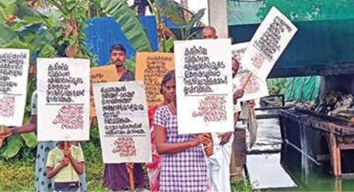 തുറവൂർ കോടംതുരുത്ത് പൊക്കാളിപ്പാടത്ത് ഉപ്പുവെള്ളം കയറ്റി ; പ്രതിഷേധവുമായി കർഷകർ തുറവൂർ കോടംതുരുത്ത് പൊക്കാളിപ്പാടത്ത് ഉപ്പുവെള്ളം കയറ്റി ; പ്രതിഷേധവുമായി കർഷകർ