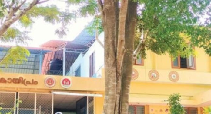 അപകടഭീഷണിയുയര്ത്തി നെല്ലിക്കൽ പ്രാഥമികാരോഗ്യകേന്ദ്രത്തിലെ ഞാവൽമരം അപകടഭീഷണിയുയര്ത്തി നെല്ലിക്കൽ പ്രാഥമികാരോഗ്യകേന്ദ്രത്തിലെ ഞാവൽമരം